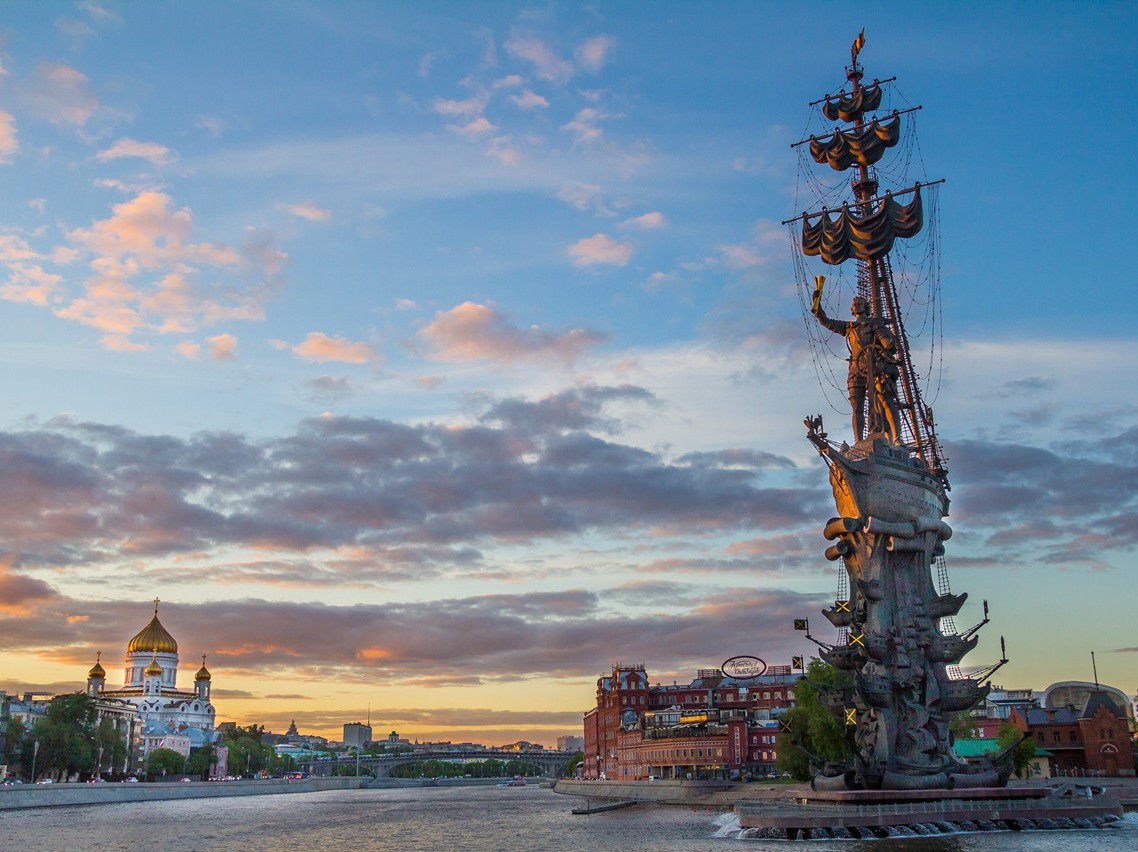 Памятник 1. Памятник Петру 1 в Москве Церетели. Скульптура Петра 1 Церетели в Москве. Памятник Петру i в Москве (в ознаменование 300- летия российского флота). Статуя Петра в Москве Церетели.